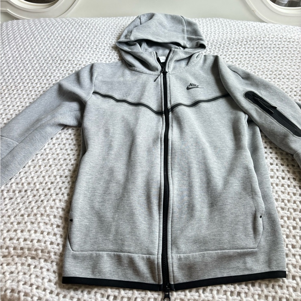 nike tech fleece hoodie in gray